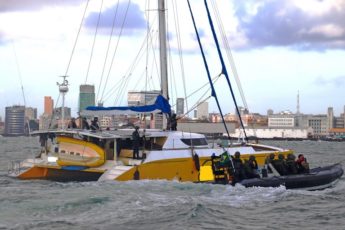 Marinha e Polícia Federal do Brasil interceptam embarcação carregada com cocaína