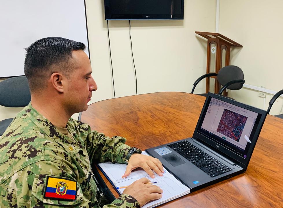 Militares da Marinha do Equador treinam com seus pares colombianos