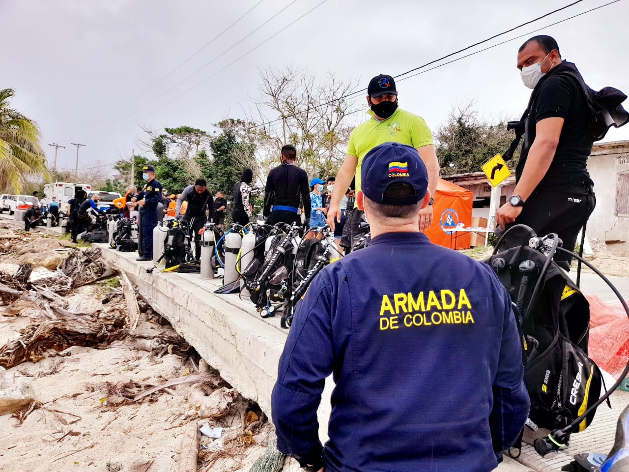 Militares colombianos se dedicam à tarefa de reconstrução das ilhas devastadas pelo furacão Iota