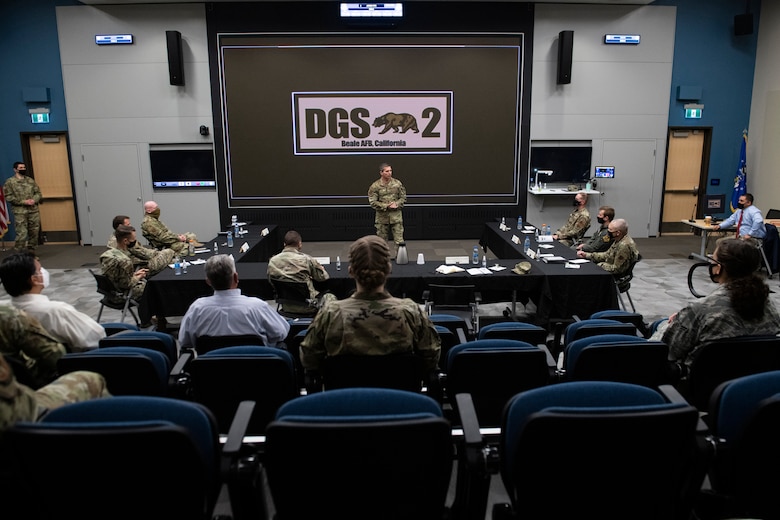 Dirigentes de AFSOUTH reconocen apoyo crítico de pilotos de inteligencia de Beale