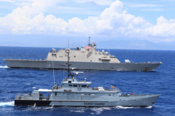 El USS Wichita y las fuerzas de Jamaica realizan ejercicio con fuego real
