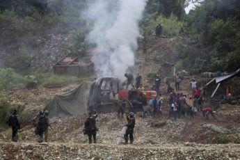 Policía y Fuerzas Militares de Colombia atacan  minería ilegal de oro
