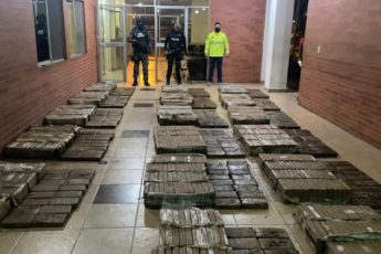 Ecuador incauta 4,5 toneladas de cocaína, y recibe donación EE. UU.