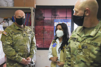 JTF-Bravo dona fumigadores para combatir el dengue en la Paz, Honduras