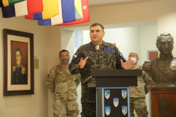 Comandante de la Fuerza Aérea de Honduras, incorporado al Salón de la Fama de WHINSEC