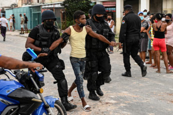Biden condena al régimen cubano por reprimir manifestantes