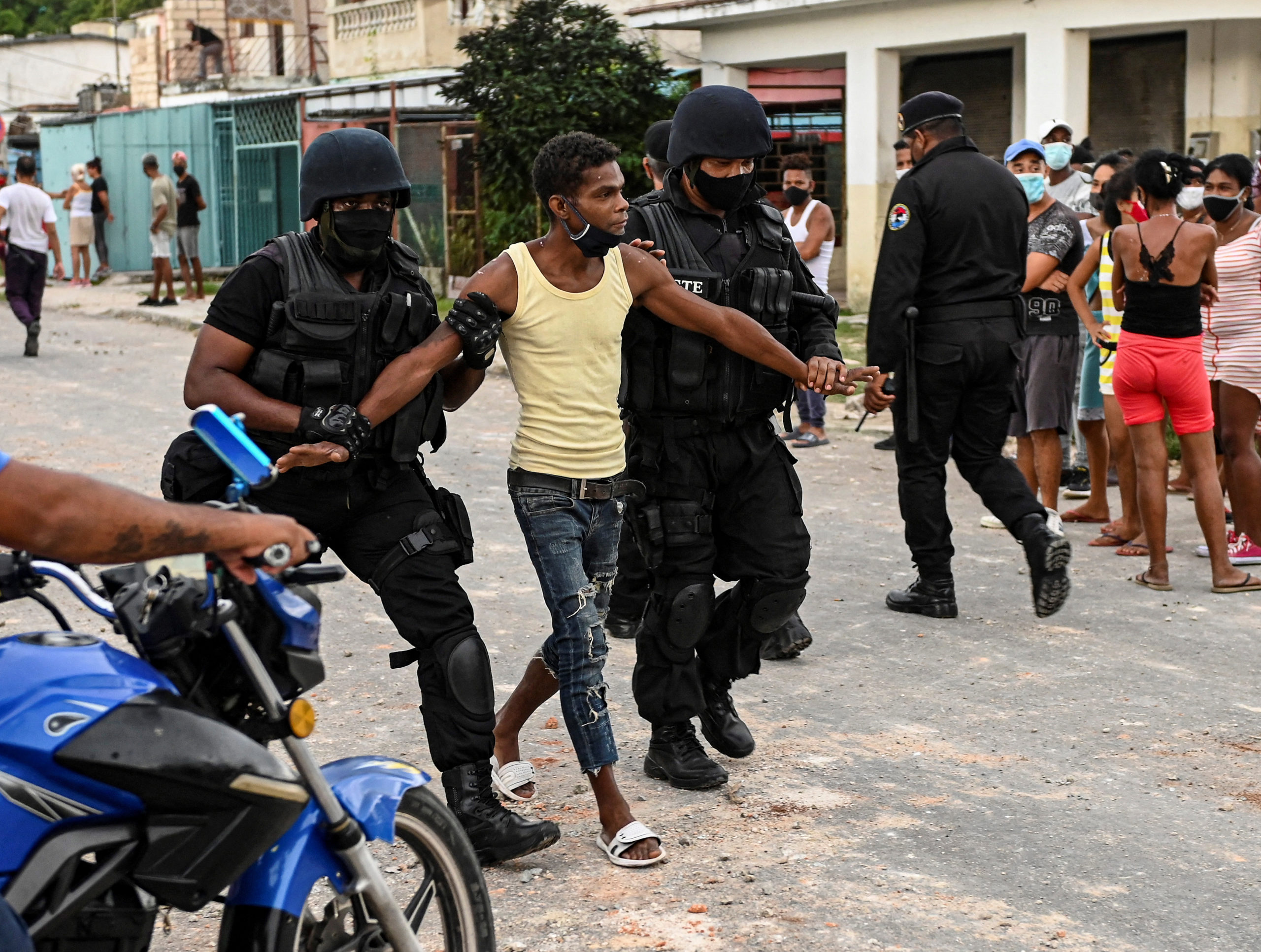 Biden condena o regime cubano por reprimir os manifestantes