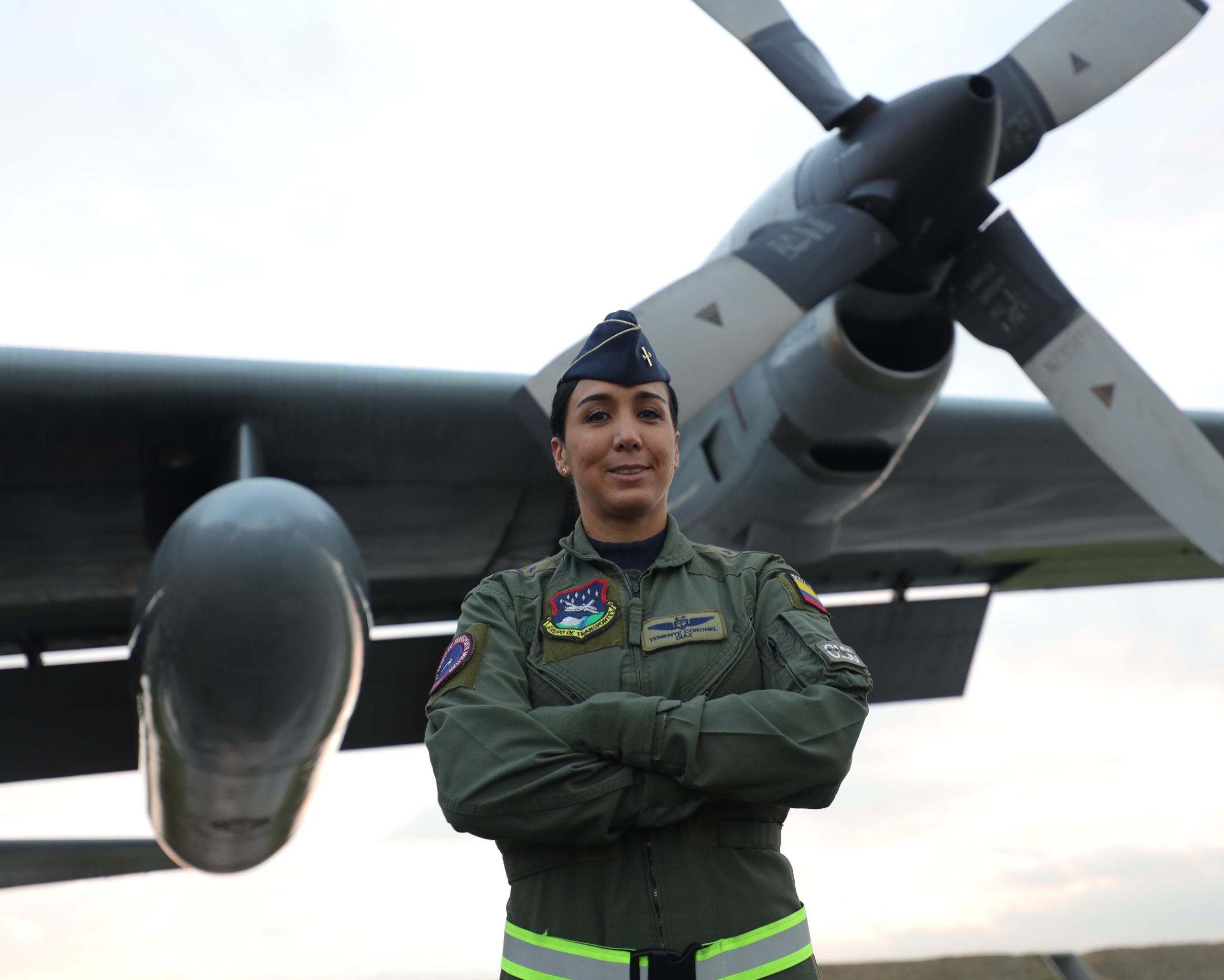 Pela primeira vez na Força Aérea Colombiana, uma mulher no comando de um Hércules C-130