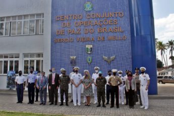 Comandante de SOUTHCOM visita el Centro Conjunto de Operaciones de Paz de Brasil