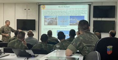 Oficiales de la Marina y del Cuerpo de Infantería de Marina de los EE. UU. participan en el ejercicio brasileño DRAGÃO