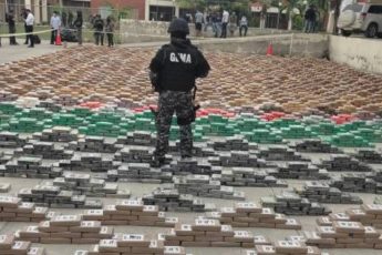 Policía de Ecuador decomisa más de 8 toneladas de cocaína
