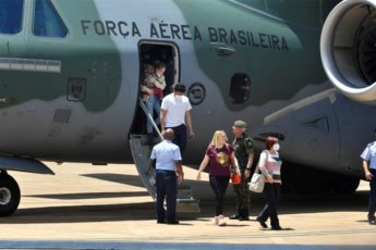 Avión de la FAB llega a Brasilia con 68 brasileños y extranjeros que salieron de Ucrania