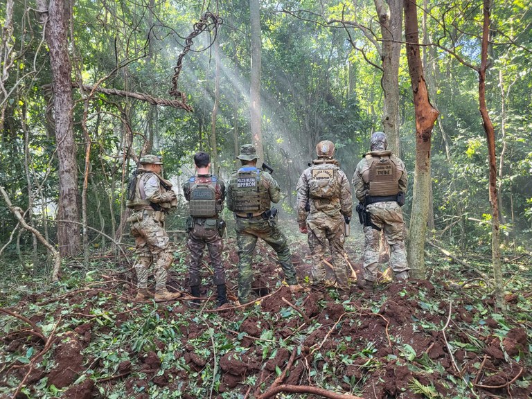Fuerzas de seguridad destruyen puertos clandestinos de narcotraficantes en frontera entre Brasil y Paraguay