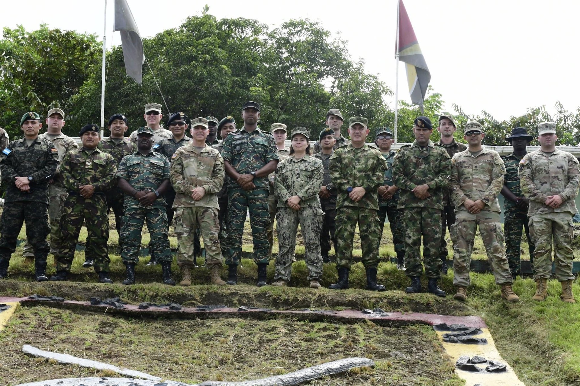 Cooperação entre Força de Defesa da Guiana e EUA no Simpósio de Selva de Graduados