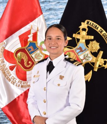 Mujer subcomandante de patrullera marítima