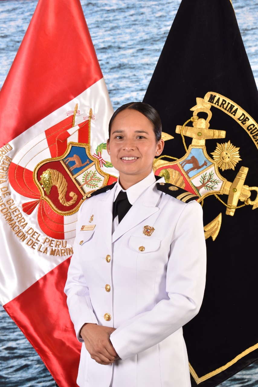 Mujer subcomandante de patrullera marítima