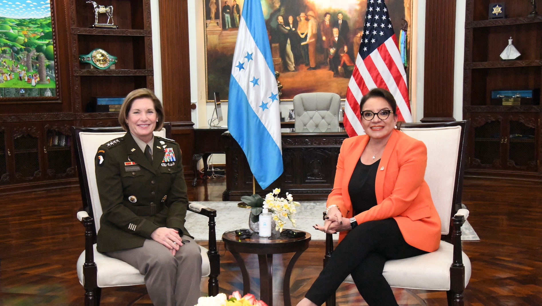 A Gen Ex Richardson visita Honduras e reúne-se com a presidente e altos funcionários