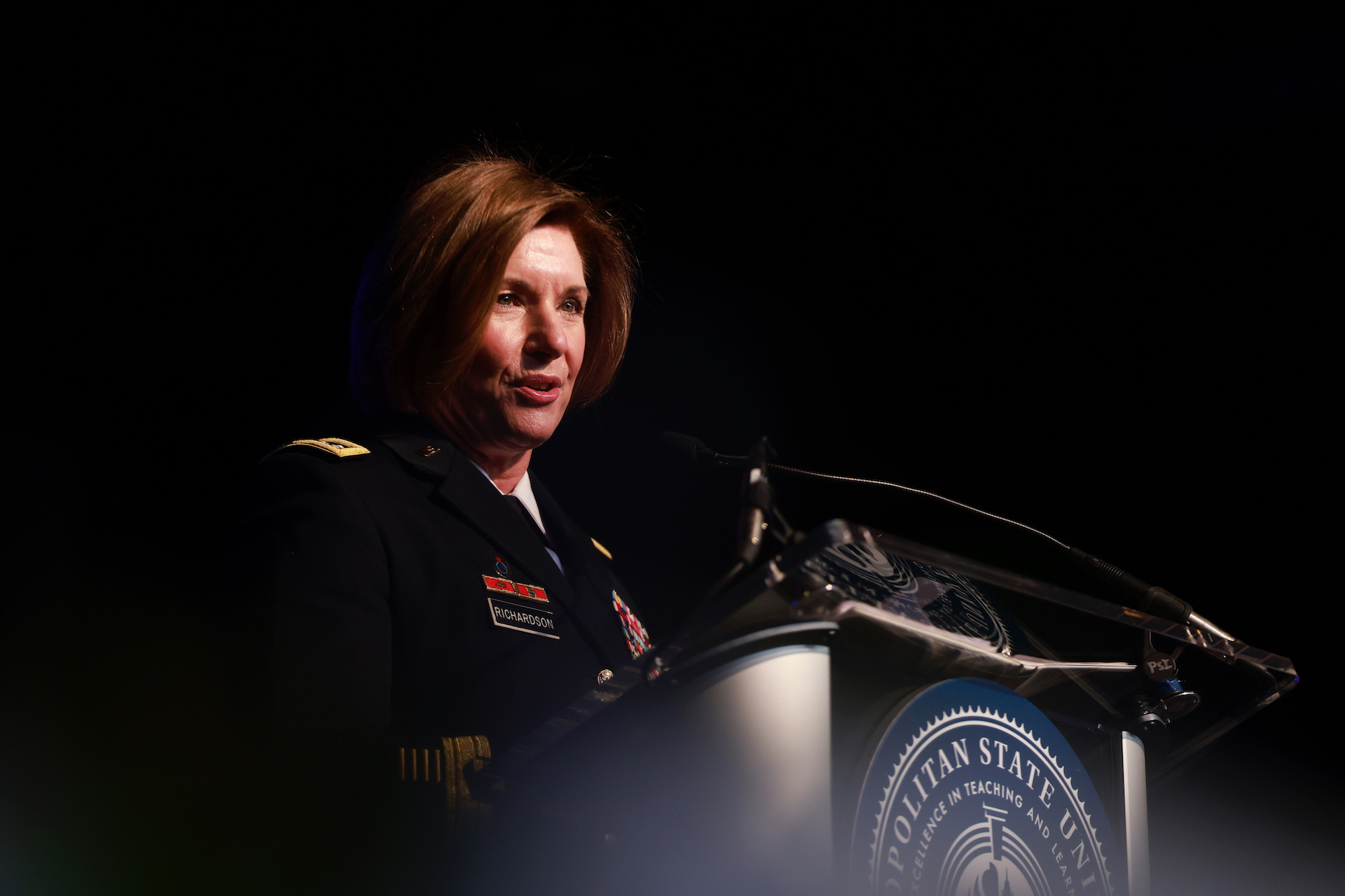 Las Fuerzas Armadas ofrecen a las mujeres desafíos y oportunidades únicos, dicen las generales