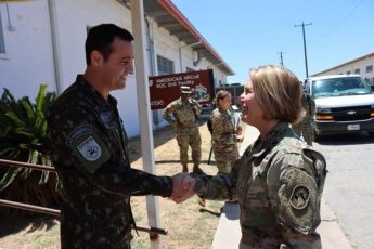 A General de Exército Laura J. Richardson, do Exército dos EUA, comandante do SOUTHCOM, visita o Comando de Componentes Terrestres da Força Combinada do PANAMAX