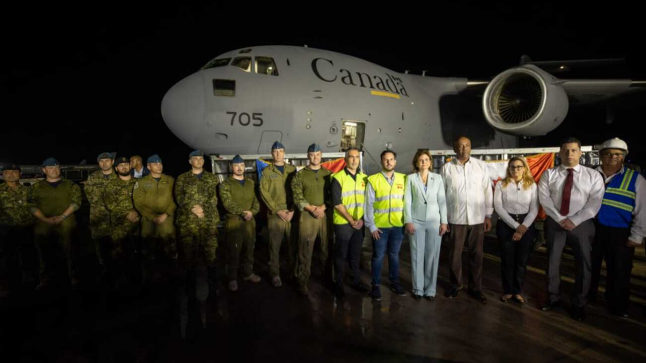A vice-presidente da República Dominicana recebe pessoal e equipamentos especiais de escavação do Canadá para resgate de mineiros