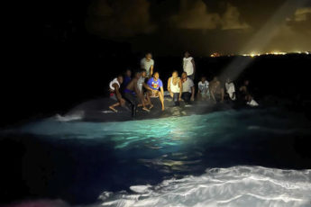 Barco que transportava migrantes haitianos afunda matando 17 pessoas