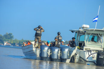 El Salvador combate al narcotráfico en aguas profundas del Pacífico