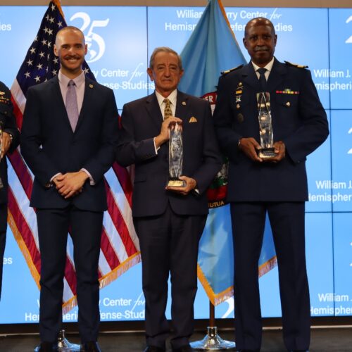 El Centro Perry honra a los galardonados con Premio a la Excelencia en Educación en Seguridad y Defensa