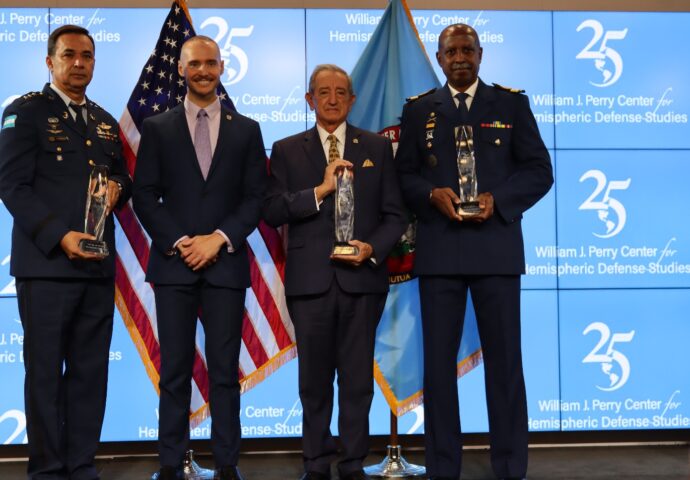Centro Perry homenageia vencedores do Prêmio de Excelência na Educação em Segurança e Defesa