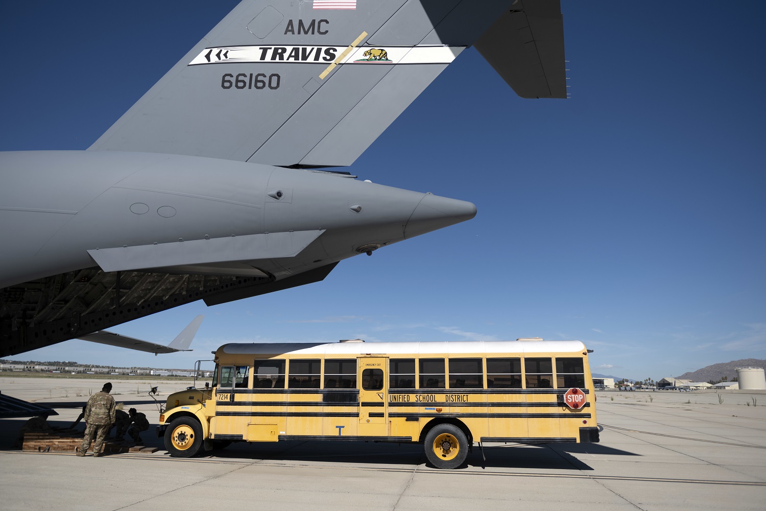 El Ala del Comando de Reserva de la Fuerza Aérea de los EE. UU. en Travis entrega ayuda humanitaria a Haití