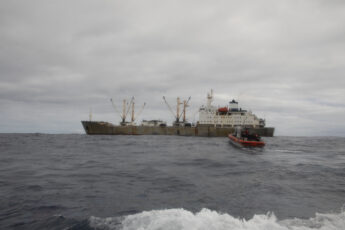 Guardacostas estadounidenses realizan por primera vez abordaje en alta mar en la zona de la Convención de la Organización Regional de Gestión Pesquera del Pacífico Sur