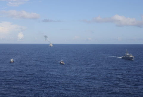 USS Milwaukee e Marinha da República Dominicana trabalham juntos em exercício bilateral de interdição marítima