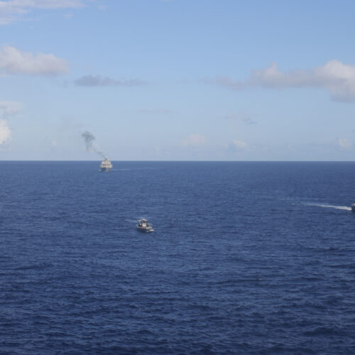 El buque USS Milwaukee y la Armada de la República Dominicana trabajan en ejercicio bilateral de interdicción marítima