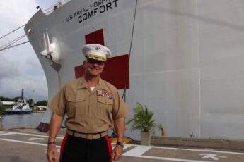 Infantes de Marina de los EE. UU. prestan apoyo a la misión Promesa Continua a bordo del USNS Comfort