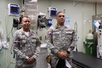 Médicos militares dominicanos prestam assistência médica a bordo do USNS Comfort