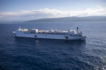 El USNS Comfort llega a Haití