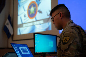 Guardia Nacional de New Hampshire y equipos cibernéticos salvadoreños refuerzan colaboración