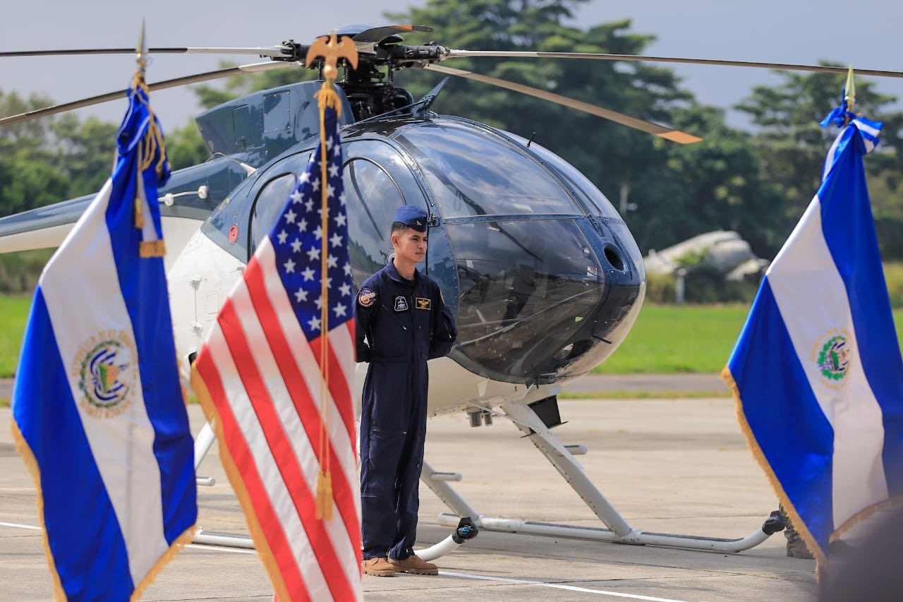 Estados Unidos dona a El Salvador helicópteros para misiones de paz