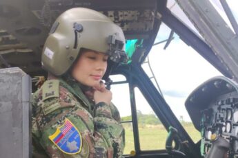 Ejército de Colombia tiene su primera mujer piloto de helicóptero Huey II 