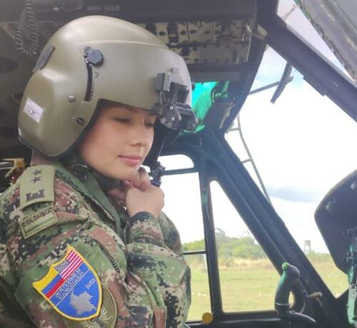 Exército da Colômbia recebe sua primeira mulher piloto de helicóptero Huey II 