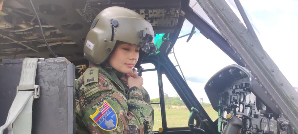 Exército da Colômbia recebe sua primeira mulher piloto de helicóptero Huey II 