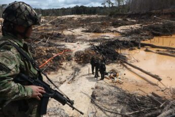 Força Pública da Colômbia desmantela mina ilegal na Amazônia     
