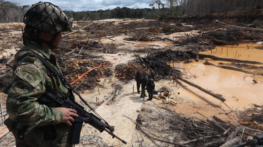 Fuerza Pública colombiana desmantela mina ilegal en la Amazonía  