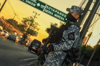 El Salvador despliega fuerzas para contener a grupos criminales