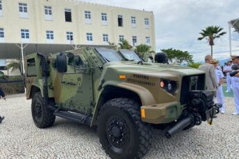 Marinha do Brasil apresenta novos blindados com fanfarra