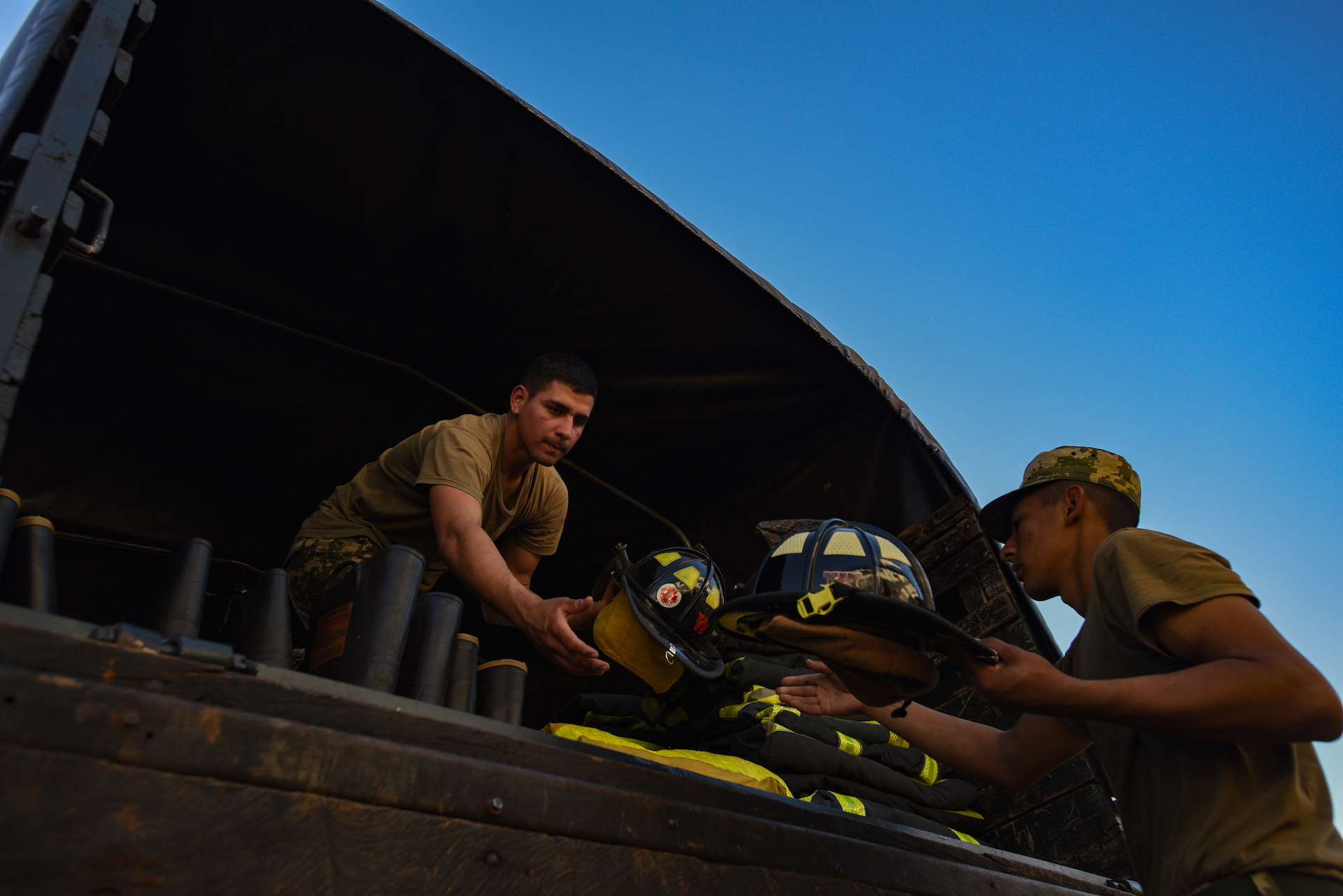 Guardia Nacional de Massachusetts dona equipos contra incendios a Paraguay