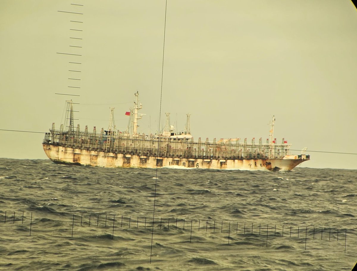 Armada de Chile despliega submarino para monitorea a buques pesqueros chinos