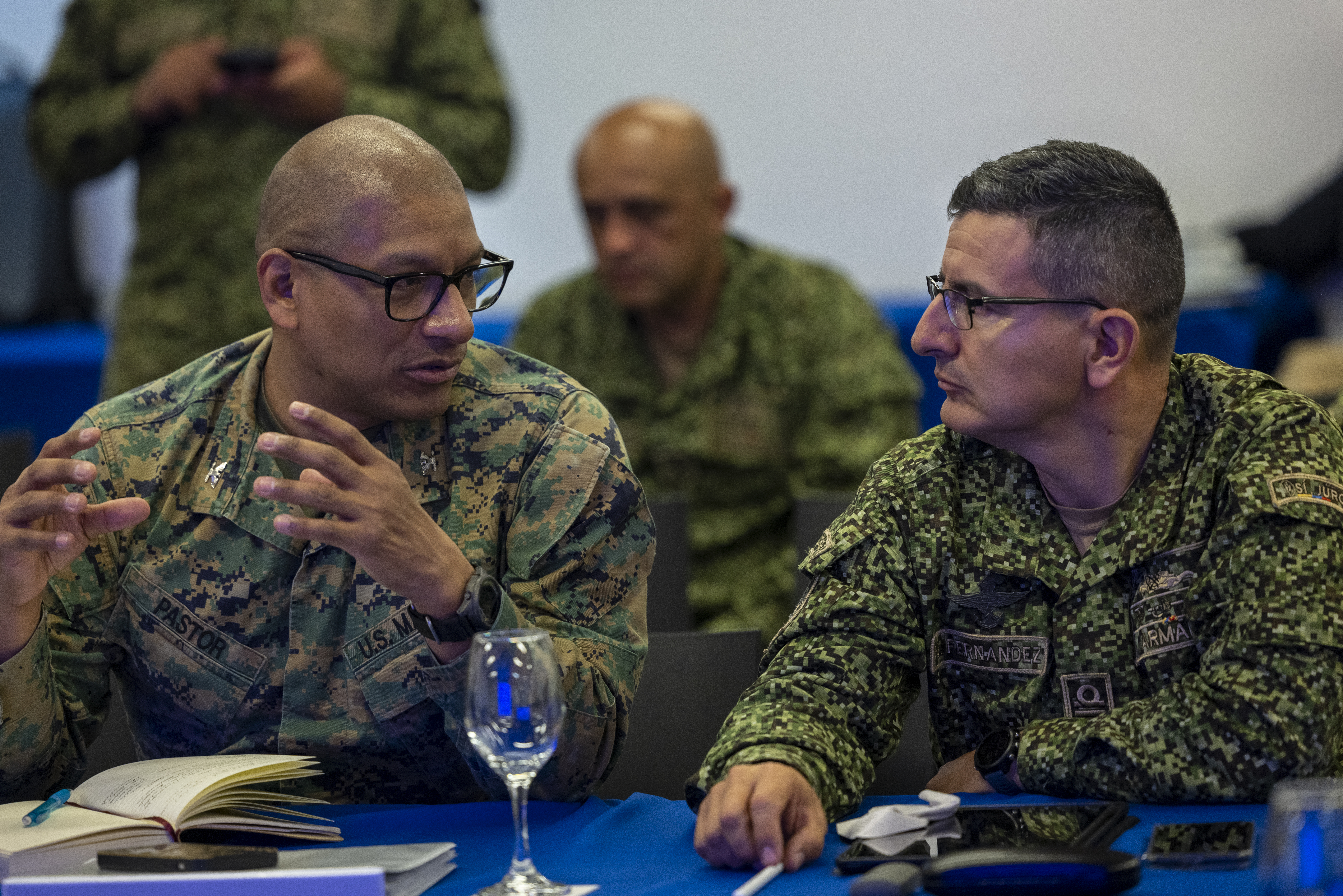 Forjando laços mais fortes em Bogotá: Fuzileiros Navais dos EUA e da Colômbia planejam o futuro