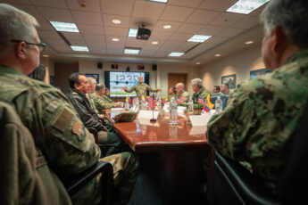 Líderes militares ecuatorianos visitan la Guardia Nacional de Kentucky