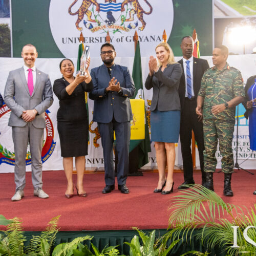 Centro Perry homenageia a Universidade da Guiana com o Prêmio de Excelência em Educação de Segurança e Defesa