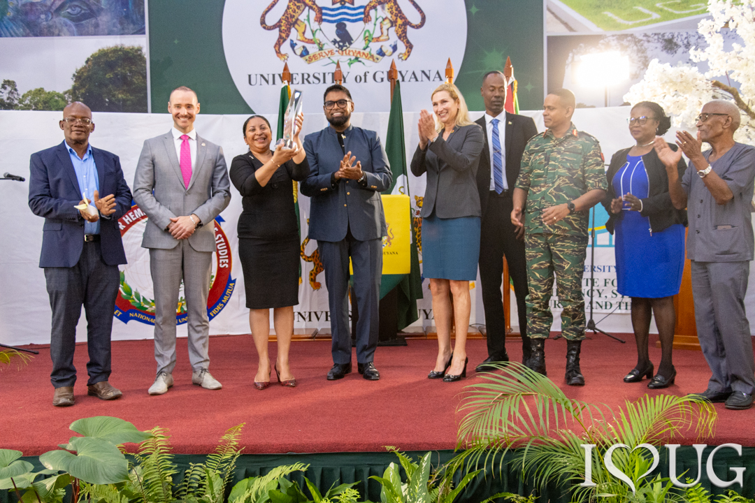 Centro Perry homenageia a Universidade da Guiana com o Prêmio de Excelência em Educação de Segurança e Defesa